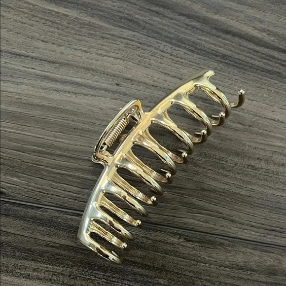 Modern Girl Gold Claw Hair Clip - Picture 3 of 4